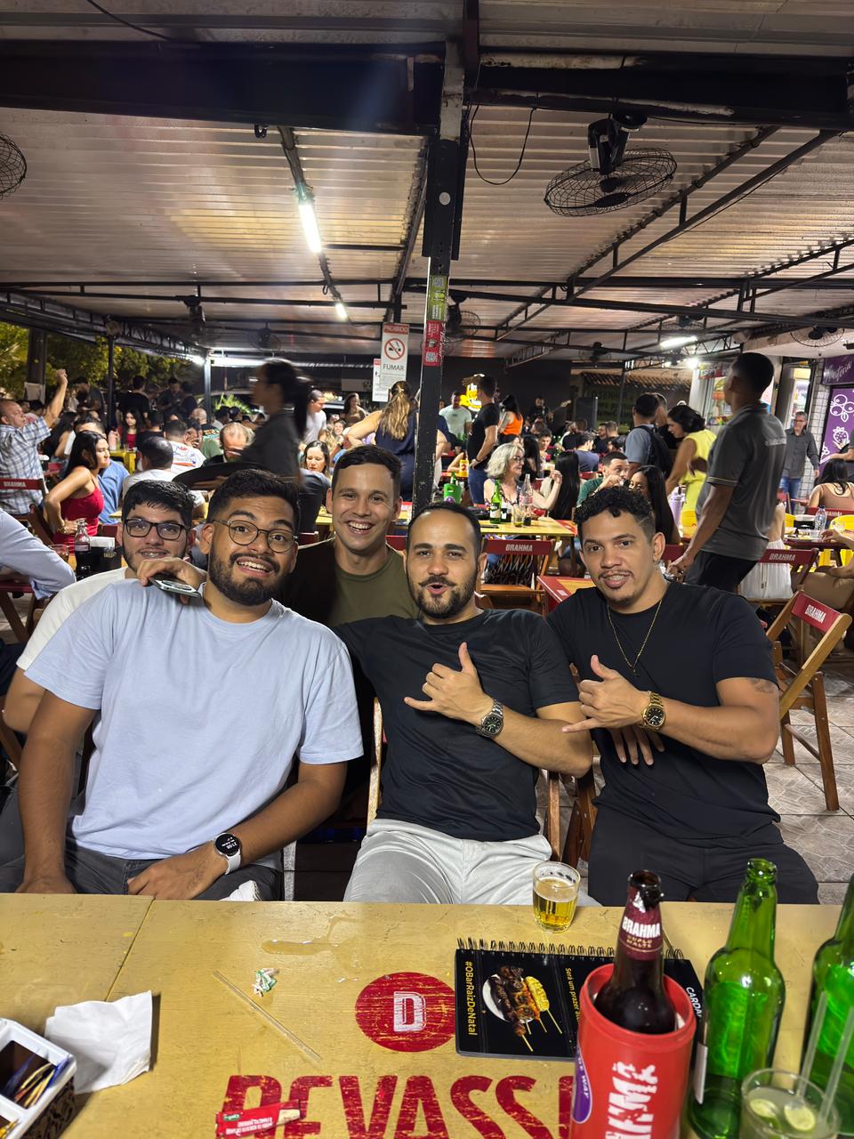 Foto do grupo de amigos reunidos.